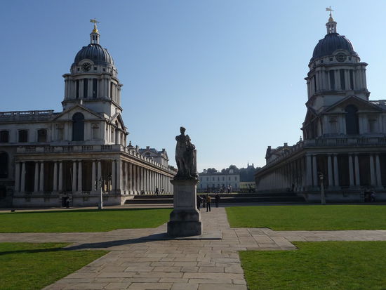 Royal Naval College erbaut 1703.Es war bis 1869 Spital für Angehörige der Royal Navy und danach bis 1998 Marinehochschule.Im Royal Naval College wurden die bedeutensten britischen Seefahrer ausgebildet.Heute gehört es zur Universität Greenwich.