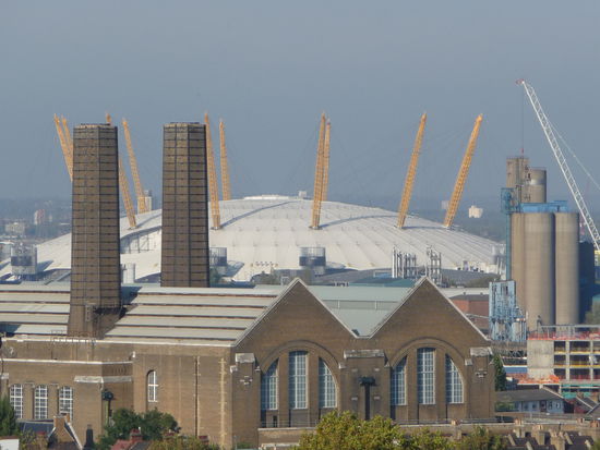 Blick vom Hügel der Royal Greenwich Observatory.Im Vordergrund die Greenwich Power Station die ab 1902 erbaut wurde um die Londoner Tram und später die U Bahn mit Strom zu versorgen.Dahinter mit dem gelben Pfeilern auf der weißen Kuppel liegt der Milenium Dom.