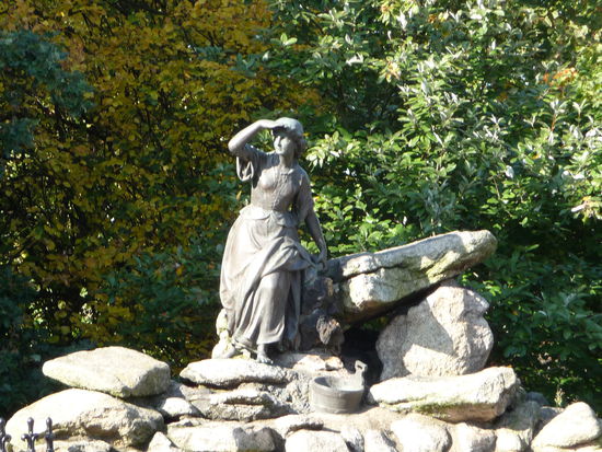 Die Dame hat den Zoo schon im Blick ob wohl es noch ein ganzes Stück zu laufen ist