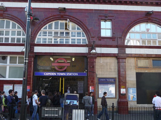 Station Camden Town mit Terra Cotta Fassade vom Architekten Leslie Green