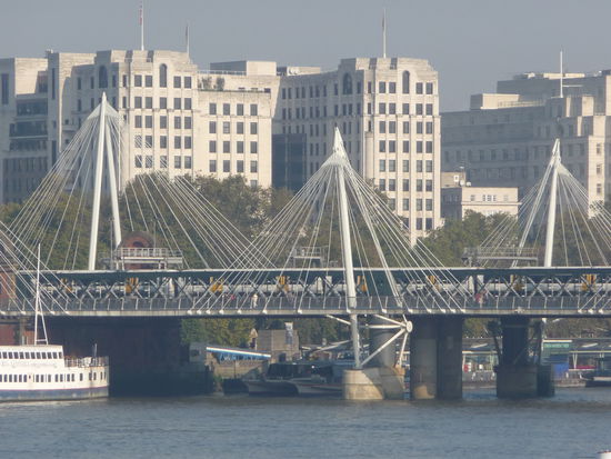 Die Hungerford Brücke ist wichtige Eisenbahnüberführung über die Themse zum Kopfbahnhof Charing Cross