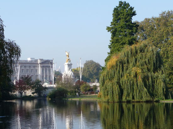 Blick vom St. James Park auf den Buckingham Palast mit Victoria Denkmal