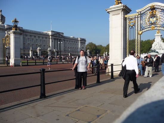 In der Mitte stehe ich vor dem Buckingham Palast