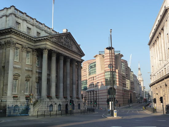 Vorne links das Mansion House Sitz des Bürgermeisters von London.Hier wurde u.a. im Juli 1921 der Waffenstillstand im Anglo-Irischen-Krieg unterzeichnet