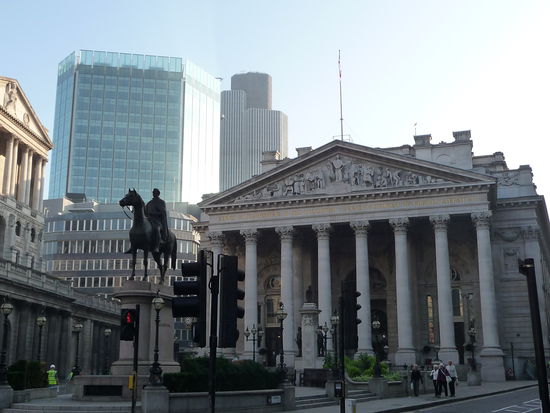 Royal Exchange - links im Hintergrund die Bank of England