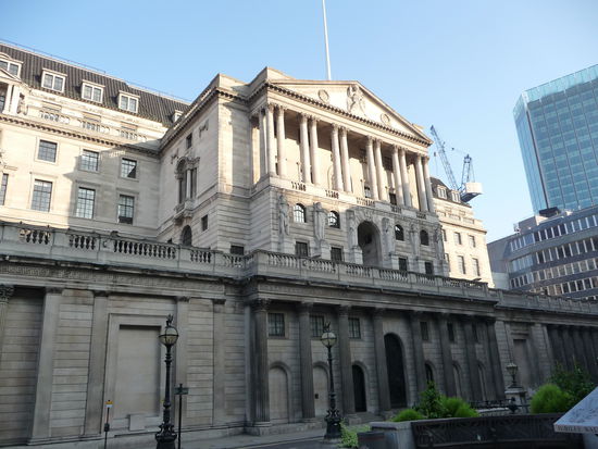 Bank of England Sie ist die Zenralbank des Vereinigten Königreiches und Nordirlands.Die Bank gehört zu den ältesten der Welt und hat mehr als 300 Jahre Bankerfahrung