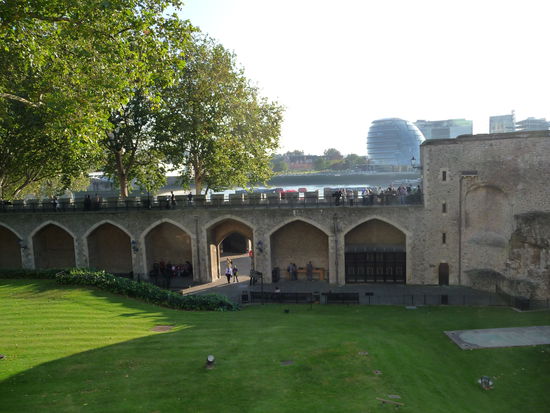 Blick von White Tower auf die Themse mit der City Hall im Hintergrund