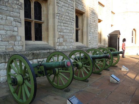 Wache im Hintergrund vor dem Waterloo Block im Tower of London