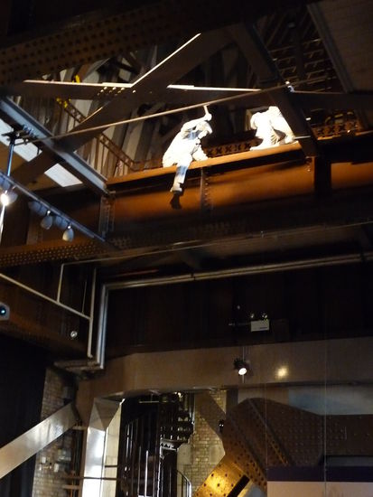 Oben sitzen 2 Bauarbeiter beim Bau der Brücke im Nordturm