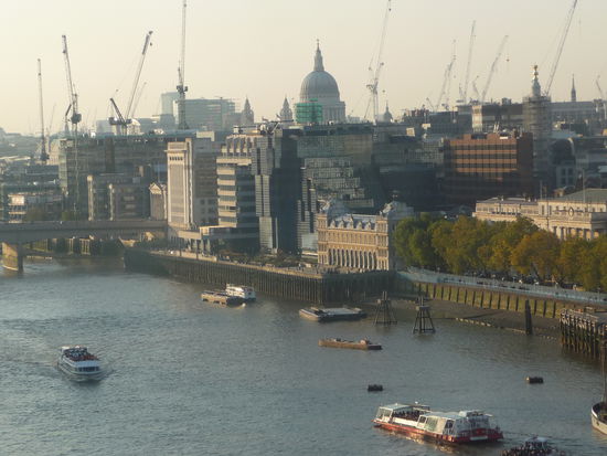 Blick Richtung Westen im Hintergrund ST. Pauls Cathedral