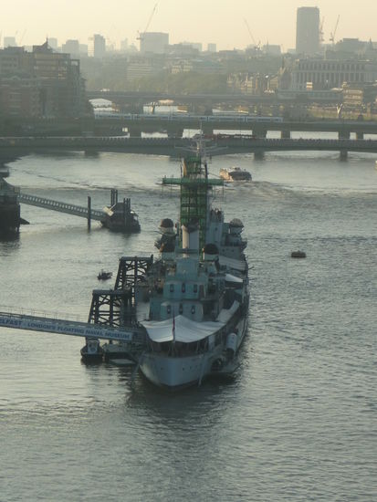 Die HMS Belfast ist ein britisches Kriegsschiff und war als Kreuzer der Royal Navy im II. Weltkrig im Einsatz.Heute dient es als Museum auf der Themse