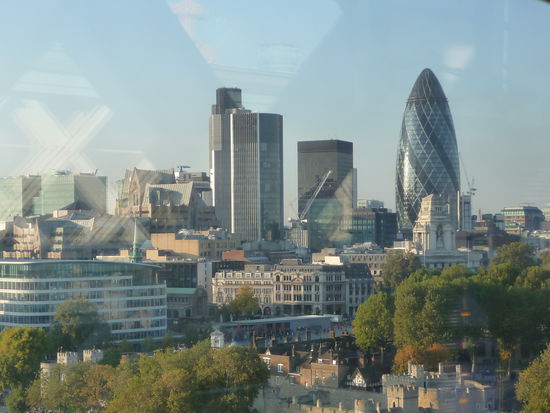 Im Hintergrund der Tower 42 und rechts die 180m hohe "gläserne Salatgurke" von Sir Norman Foster auch 30 St Mary Axe genannt nach der Adresse des Gebäudes.