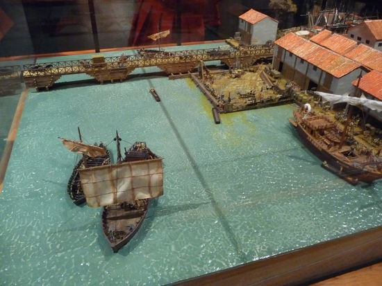 Modell einer alten Brücke über die Themse