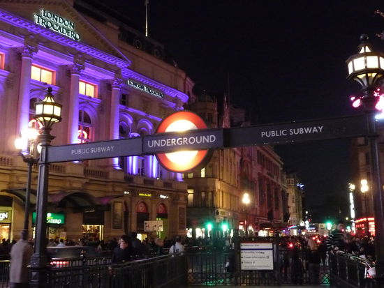 Typischer U Bahn Eingang Picadilly Circus