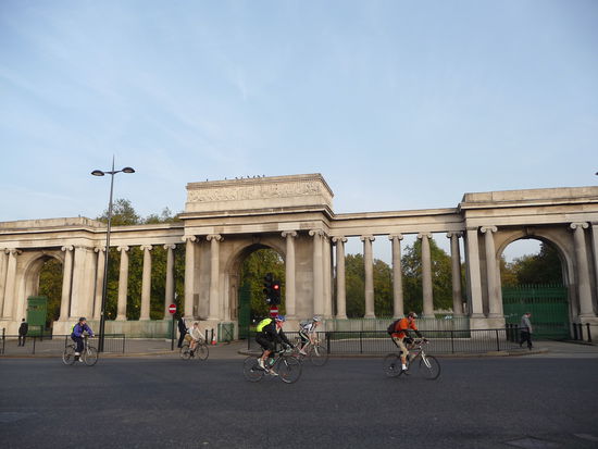 Morgendlicher Berufsverkehr am Hyde Park Corner mit Fahrradfahrern