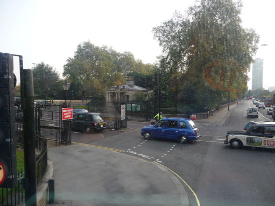 Londoner Taxis bei der Einfahrt zum Hyde Park