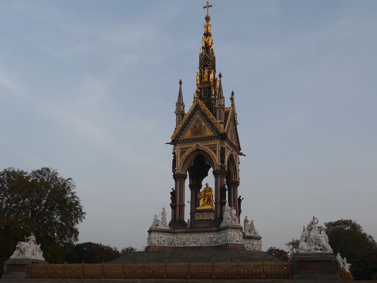 Albert Memorial in Kensington Garten gegenüber der Royal Albert Hall