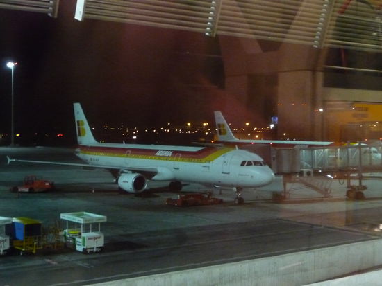 Mein Flieger aus Berlin bei der Ankunft in Madrid Barajas am späten Abend