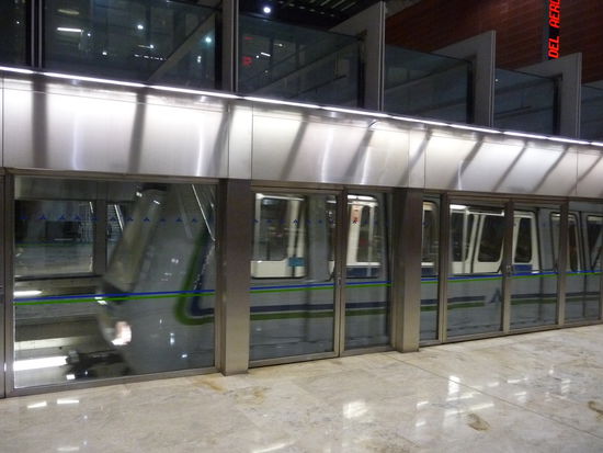 Mit dem vollautomatischen Shutle Zug geht es weiter zum gewünschten Terminal.