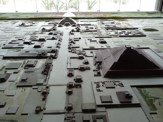 Model von Teotihuacan mit Sonnenpyramide vorne rechts