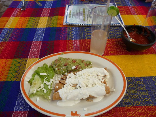 Avocadomus mit gefüllten Tortillas gibt es heute für mich