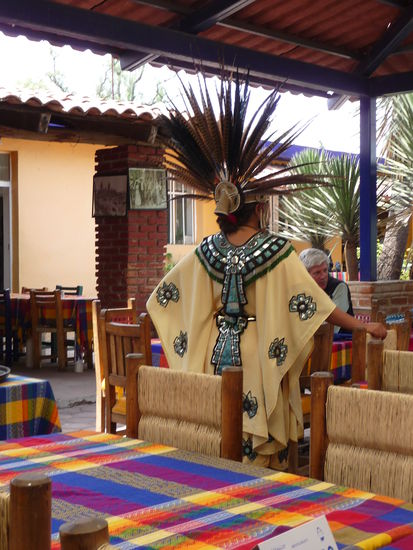 Tänzerin im Aztekenkleid