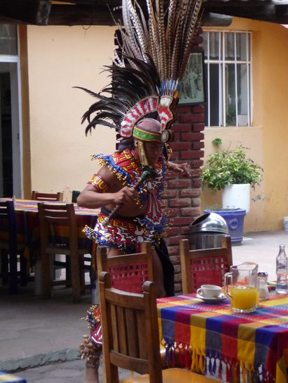 Tänzer mit Aztekenschmuck