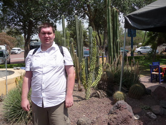 Neben den Resturant stehen schöne Kakteenarten und natürlich ich