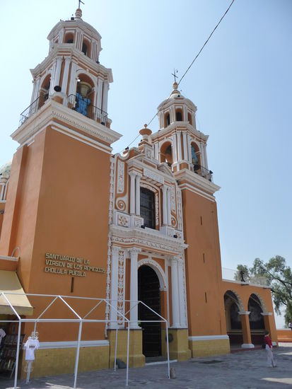 Auf dem Gipfel der größten Pyramide der Welt steht die Kirche Nuestra Senora de los Remedios