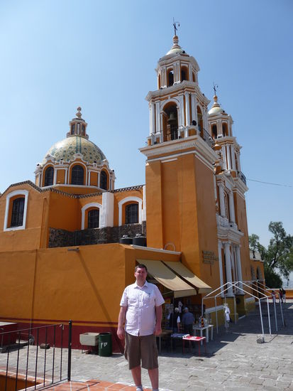 Ich vor der Nuestra Senora de los Remedios Kirche in Cholula