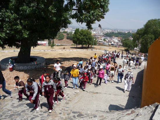 Schulklasse auf dem Weg zur Kirche Nuestra Senora