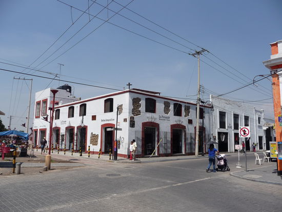 In dem weißen Gebäude habe ich wunderschöne Briefmarken gekauft die eigentlich zu Schade für die Post sind.