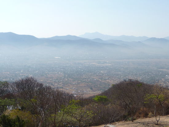 Blick auf Oaxaca vom Monte Alban