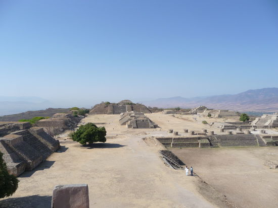 Blick von der Nordplatform auf Monte Alban in der mitte Gebäude G und I und dahinter die Südplattform