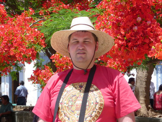 Ich vor einen Feuerbaum in Oaxaca