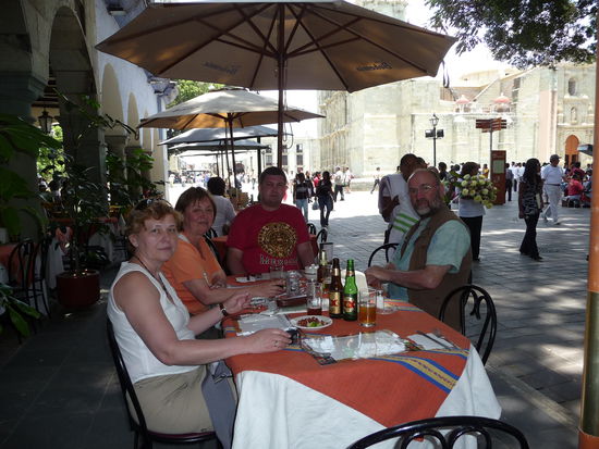 Hinten in der mitte sitze ich und warte auf mein leckeres Mittagessen