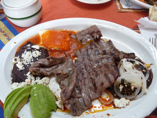 Meine Hauptspeise Fleisch mit Bohnenmuß und Schokoladen - Chili Sauce wobei die Schokolade nicht Süß schmeckt.