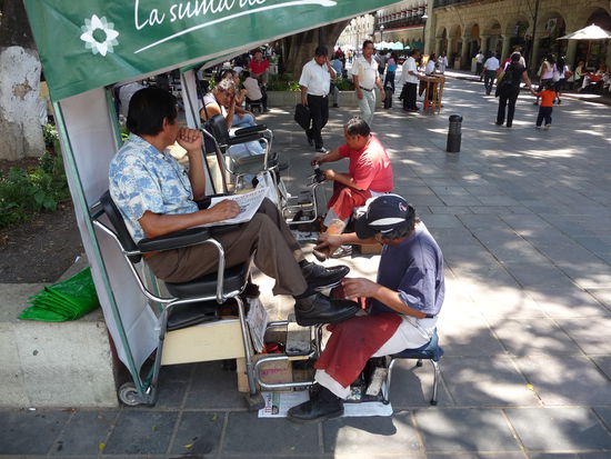 Typisch nicht nur in Oaxaca sind die vielen Schuhputzer da in Mexico fast keiner selber seine Schuhe putzt.