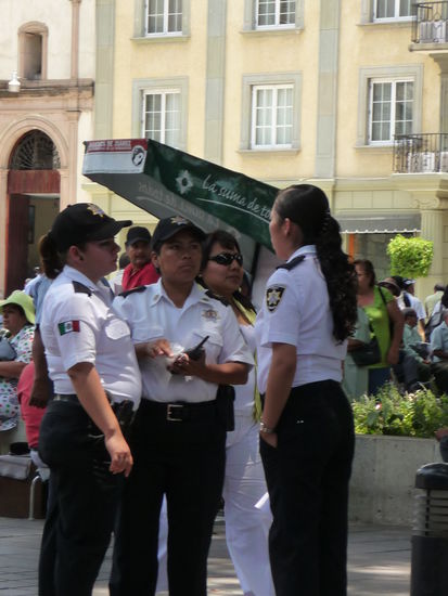 Weibliche Ordnungsmacht am Zocalo in Oaxaca