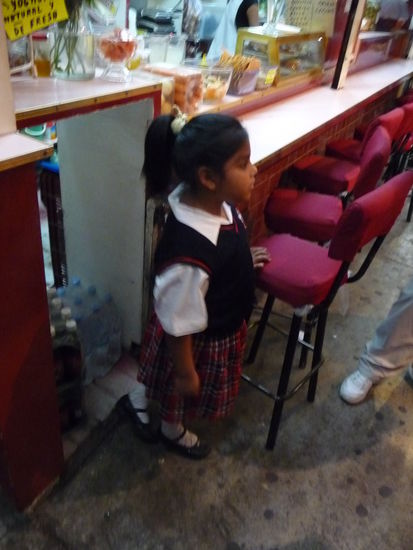 Kleine Verkäuferin im Markt