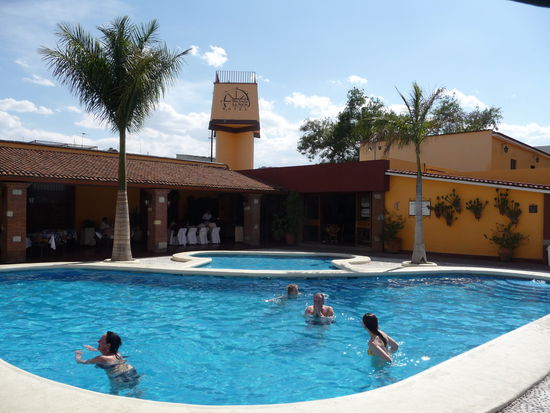 Pool im Hotel Oaxaca die Temperaturen in Oaxaca sind angenehm 26 bis 28 Grad und Abends kühl