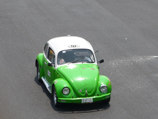 Die grünen VW Käfer Taxis gehören zum Stadtbild Mexico Citys sollen aber 2010 aus Umweltgründen verschwinden.