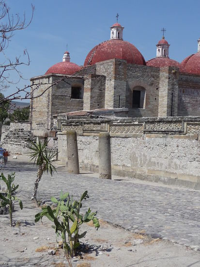 Grupo de la Iglesia Koloniale katholische Kirche die aus den Steinen der Tempelanlage gebaut wurde