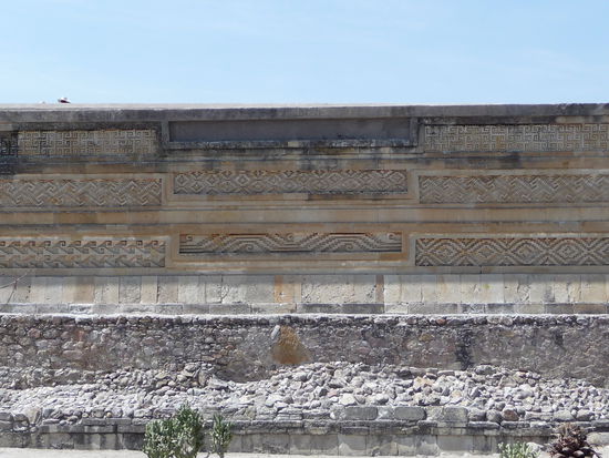 Farbenfroher Fries an den Wänden von Mitla