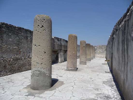 Salon der Säulen die einst ein Dach trugen.Hier wurden 2 Gräber mit Kreuzförmigen Grundriss endeckt