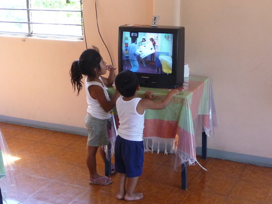 Die Kinder der Kioskbesitzerin bei Ihrer Lieblingsbeschäftigung