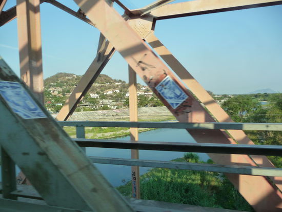 Am Ziel in Tehuantepec angekommen überqueren wir den Fluß der die Grenze zwischen Nord und Mittelamerika darstellen soll.Wir befinden uns jetzt auf ca. 100 m Höhe und damit in brütender Hitze aber noch nichts zu den was uns noch erwartet auf Yucatan