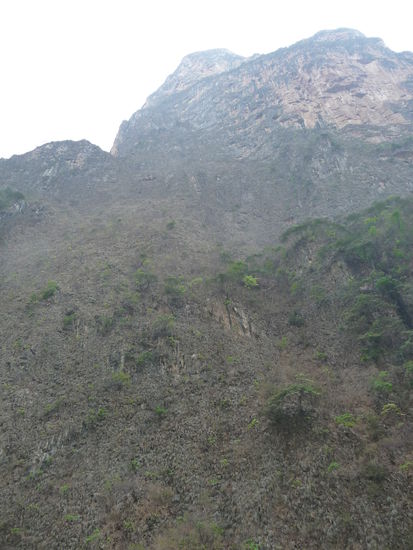 Von dieser Stelle sollen sich die Indianer in den Tod gestürtzt haben.Er ist mit ca. 900 m der höchste Punkt im Canyon.Leider bekomme ich auf Grund der Größe und Höhe nicht alles auf Foto sondern nur die Hälfte