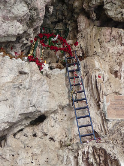 Religiöse Höhle im Canyon
