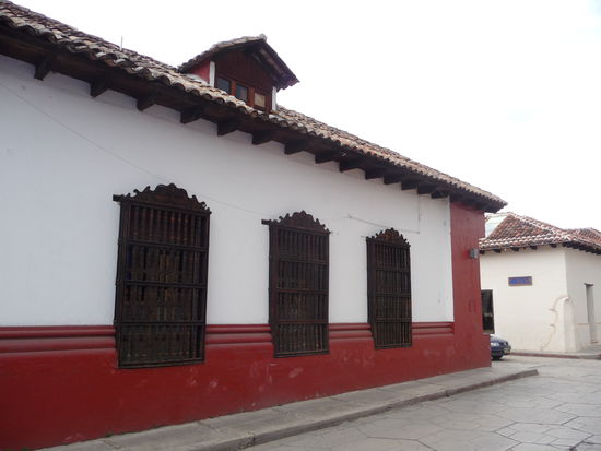 Diese mit Holz vergitterten Fenster gab es früher überall in San Cristobal